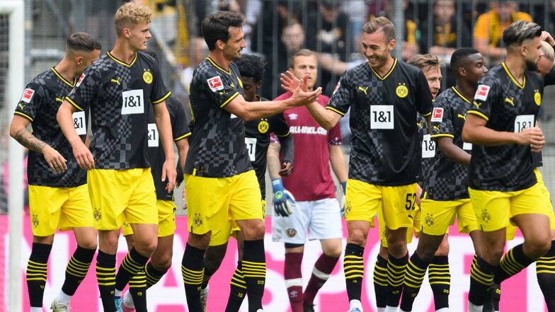 Mats Hummels (3.v.l.) erhält Glückwünsche nach seinem Kopfball-Tor zum 1:0 für Dortmund.