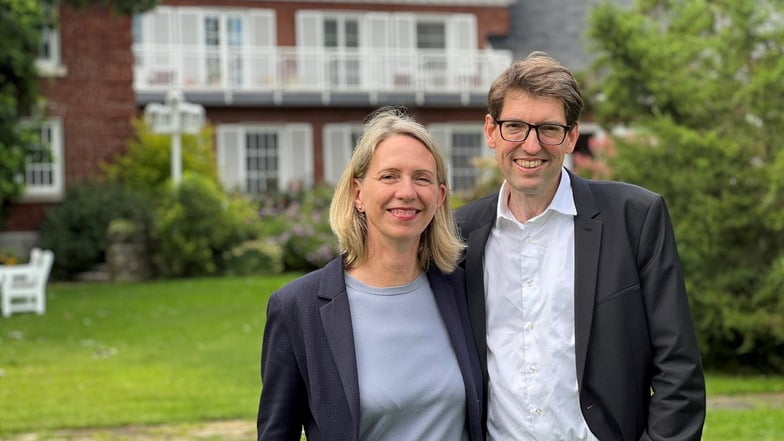 Botschafterin Tjorven Bellmann and Botschafter Matthias Lüttenberg in front of the German residence in Ottawa: See if you are a couple, still have a good life.