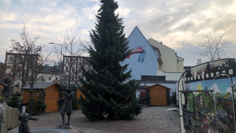 Der Weihnachtsmarkt in Potschappel hat natürlich auch einen Weihnachtsbaum.