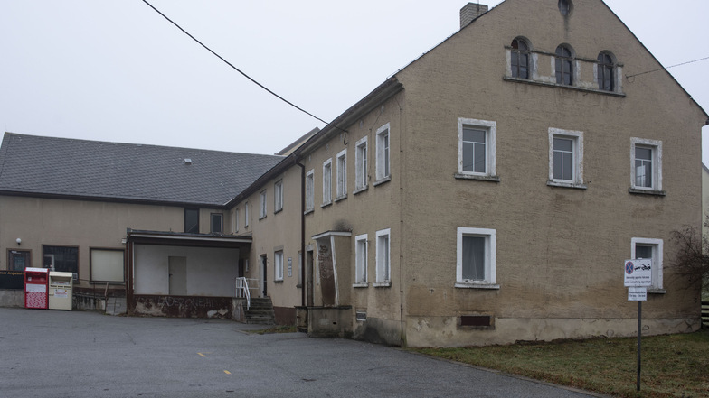 Der Gebäudekomplex an der Kleindittmanndorfer Straße in Lichtenberg ist kein Aushängeschild fürs Ortsbild. Hier gab es einmal einen Gasthof und einen Dorfladen. Jetzt hat die Gemeinde einen Käufer für die Immobilie gefunden.