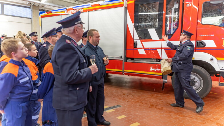 Gemeindewehrleiter  René Greif tauft das neue Feuerwehrfahrzeug der Harthaer Wehr.