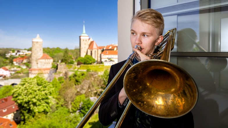 Theodor Hentges übt das Spielen der Posaune im Sorbischen National-Ensemble. Der Blick auf die Altstadtkulisse von Bautzen ist dabei besonders reizvoll. Bald will der 17-Jährige ein Musikstudium beginnen.