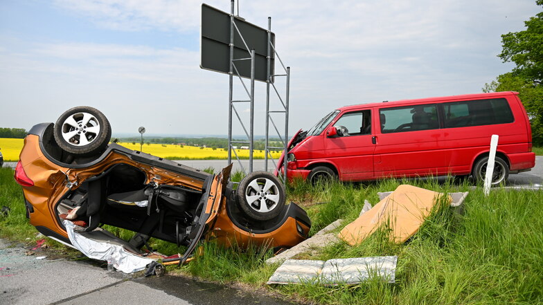 Bei einem Unfall auf der B6 zwischen Hochkirch und Löbau überschlug sich ein Opel. Ein Insasse wurde schwer verletzt.
