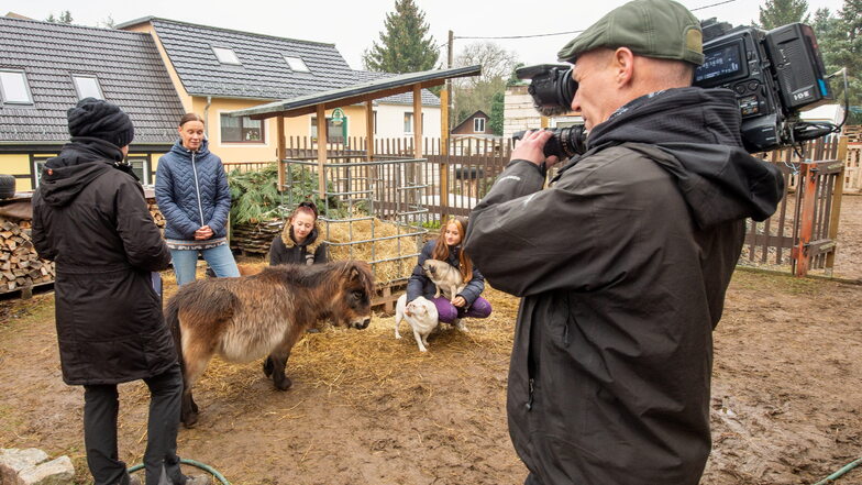 Ein Kamerateam des MDR filmte zu Wochenbeginn auf dem Tierschutzhof Staatz in Blattersleben für die Sendung "Tierisch tierisch".