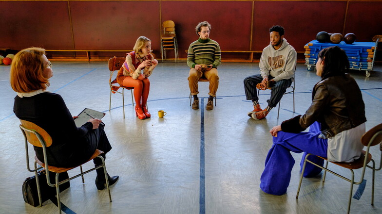 Anja (Annette Frier, v.l.n.r.), Nele (Magdalena Laubisch), Dennis (Anselm Bresgott), Ben (Dimitri Abold) und Zoé (Malaya Takeda) in einer Szene aus "Love Addicts"