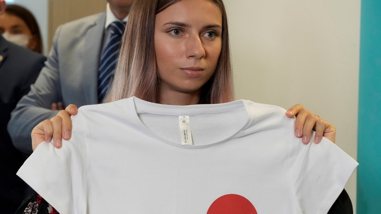 Kristina Timanowskaja zeigt ein T-Shirt mit dem Slogan «I Just Want to Run». D