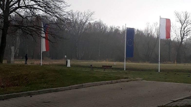Drei Flaggen wehen auf der einen Seite der Neiße. Doch die polnische ist kürzer als die tschechische und die der EU.