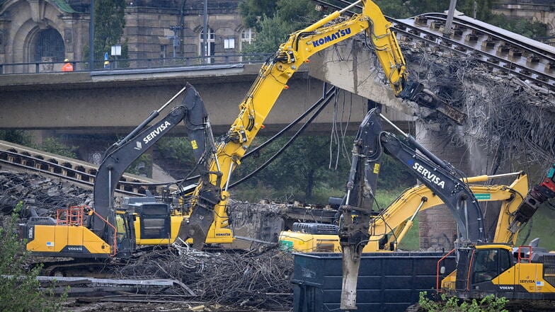 An der Carolabrücke wird weiter gearbeitet.