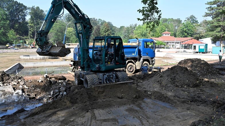 In dieser Woche laufen die Arbeiten am Park der Städtepartnerschaft. Ein kleiner Teich bleibt erhalten.