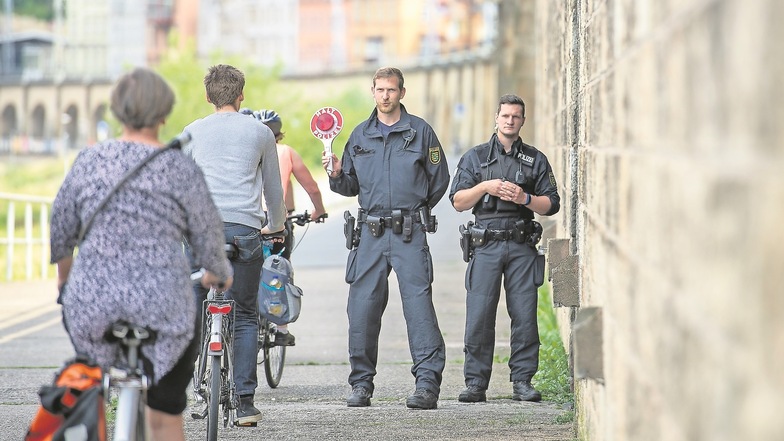 Halt, Polizei! Bei einer Kontrolle am Elberadweg in Königstein stoppten die Beamten etliche Radfahrer.