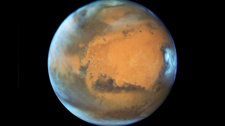 Der Mars ist eineinhalb Mal weiter von der Sonne entfernt als die Erde.