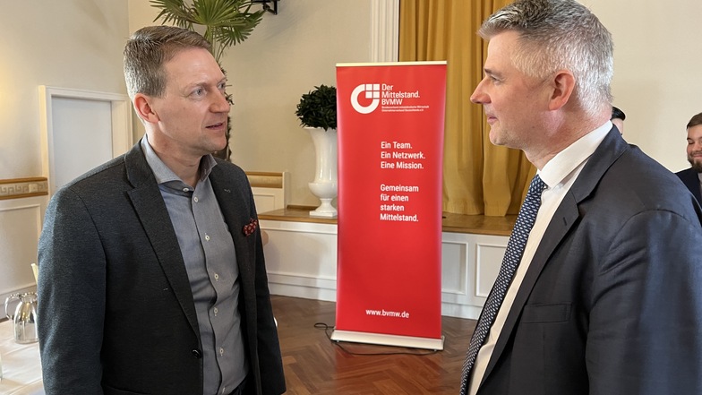 V.l.: Sascha Dienel (Geschäftsführer der Wirtschaftsförderung Region Meißen GmbH) im Gespräch mit Andreas Jahn von der BVMW-Bundesgeschäftsleitung.