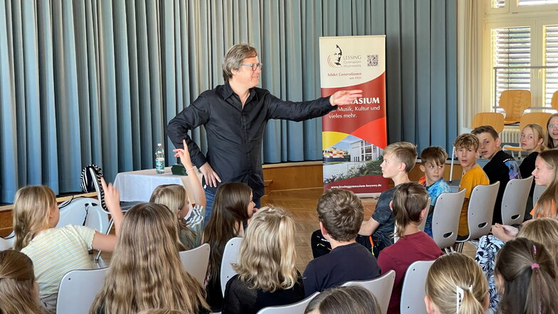 Unterricht mit einem Weltstar: Jan Vogler hat sich am 15. September vor seinem Konzert mit Schülern des Lessing-Gymnasiums Hoyerswerda getroffen und mit ihnen über Musik, Kunst, Umwelt, Demokratie und Zusammenhalt gesprochen.