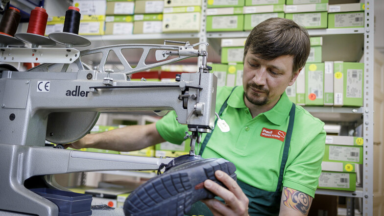 Orthopädieschuhmacher Geralf Buschendorf repariert einen Schuh. Größter Andrang für Reparaturen herrscht bei der Firma Preuß gesunde Schuhe in Görlitz vor Sommer- und Winteranfang.