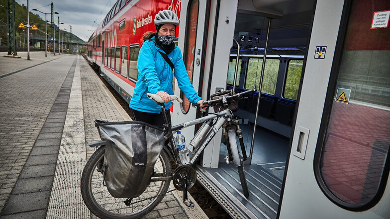  Nancy Bolle (50) aus Dresden war mit ihrem Fahrrad auf der Nationalparkroute unterwegs. Mit dem Zug und Tuch um Mund und Nase ging es zurück nach Dresden.