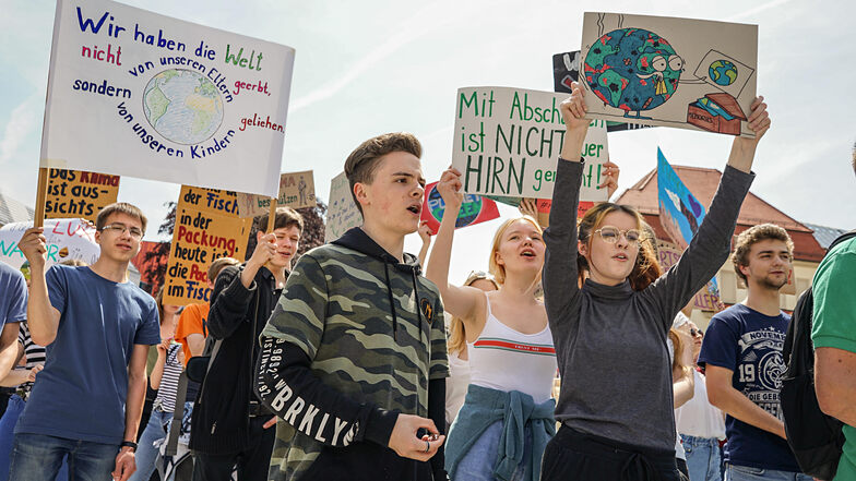 Etwa 400 Schüler aus Bautzen und Umgebung haben am Freitag für eine nachhaltigere Klimapolitik demonstriert. Sie zogen vom Theaterplatz über die Karl-Marx-Straße bis zum Rathaus.