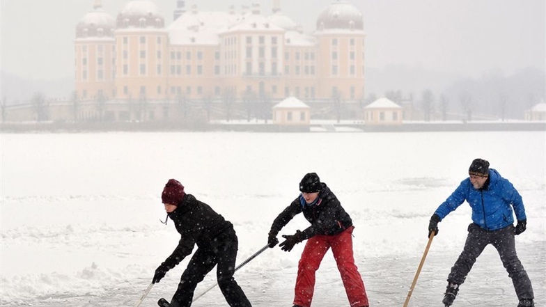 In Moritzburg diente der zugefrorene Teich als Eishockey-Spielfläche.