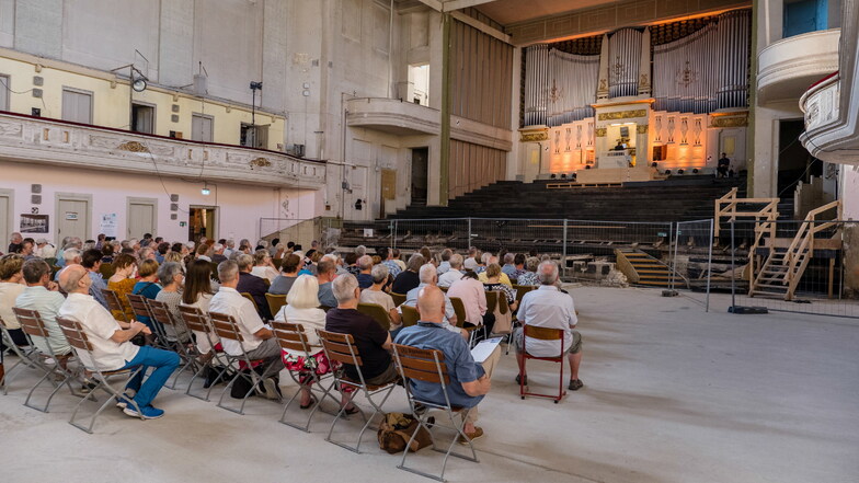Auch das abschließende Benefiz-Orgelkonzert in der Stadthalle war ausverkauft. Wegen der Sicherheitsbestimmungen durften nur maximal 120 Gäste eingelassen werden.