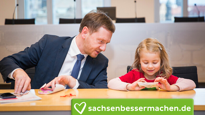 Sachsens Ministerpräsident Michael Kretschmer (CDU) hat am Mittwoch Kinder wie die kleine Johanna sowie Eltern empfangen, die sich für die Deutsche Gebärdensprache im Unterricht einsetzen.