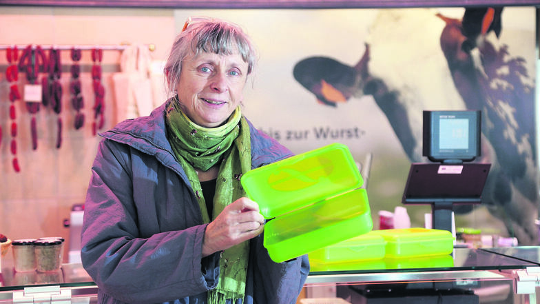 In den Filialen von Frisch-Fleisch Forberge wie hier an der Alleestraße in Riesa können Wurst und Fleisch im eigenen Behälter gekauft werden. Geschäftsführerin Kornelia Zietzschmann zeigt eine Wurst-
Box.