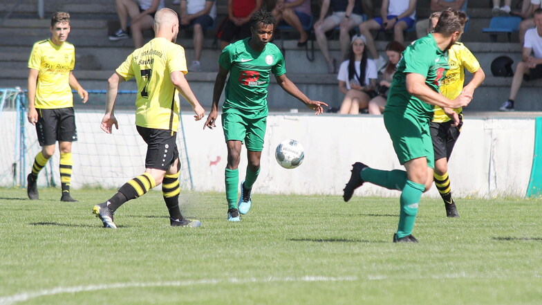 Das Fußballspiel zwischen dem Hoyerswerdaer FC (in grün) und SV Post Germania Bautzen am vergangenen Sonnabend wurde wegen rassistischer Beleidigungen abgebrochen. Die richteten sich gegen Amadou Sow (Bildmitte).
