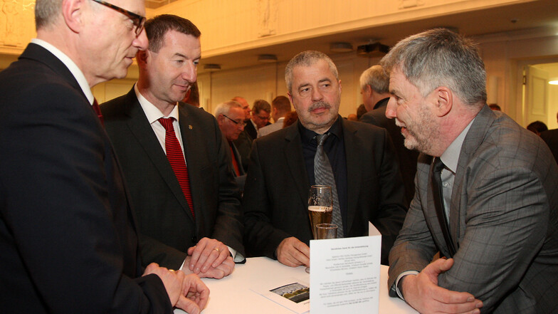 Uwe Rumberg (r.) im Gespräch mit Mike Ruckh, Jens Michel und Michael Geisler (v.l.) bei einem Neujahrsempfang des Landrates.