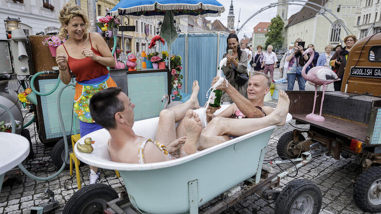 Bei der Gruppe Swoolish Garage konnten die Besucher in einer Badewanne über den Obermarkt fahren.
