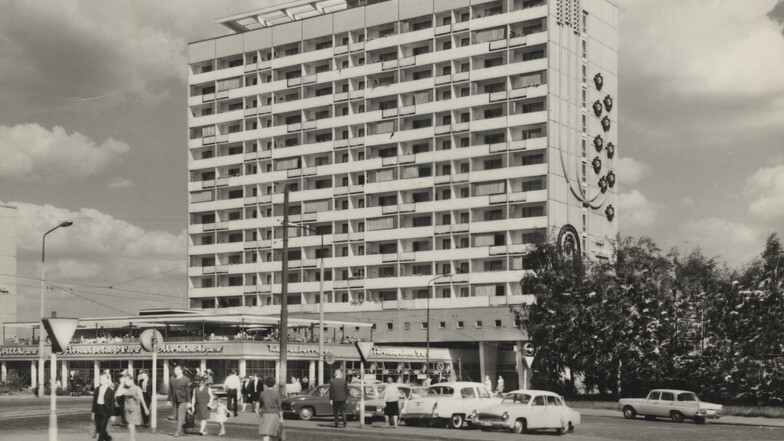 Die Postkarte aus dem Jahr 1968 zeigt den Pirnaischen Platz mit dem markanten Hochhaus.