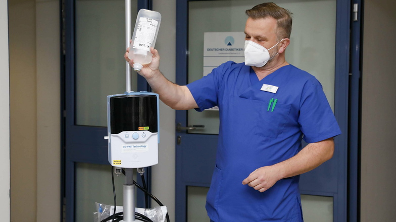 Oberarzt Henrik Schulze zeigt, wie das High-Flow- Sauerstoffgerät funktioniert.