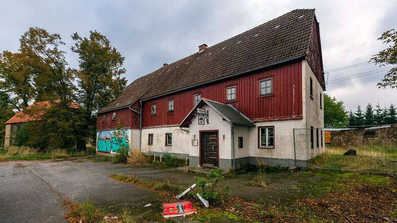 Seit etlichen Jahren steht das direkt an der B 6 bei Schmiedefeld gelegene ehemalige Gasthaus "Dürrer Fuchs" leer und ist dem Verfall preisgegeben.