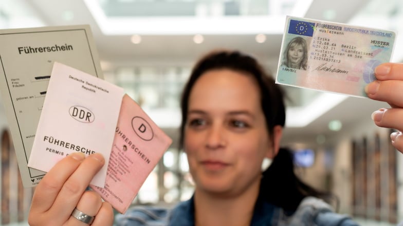 Mandy Sprigode arbeitet in der Bautzener Fahrerlaubnis-Behörde und zeigt verschiedene Führerscheine. Spätestens 2033 sollen alle Inhaber nur noch die EU-Fahrerlaubnis im Scheckkartenformat haben.