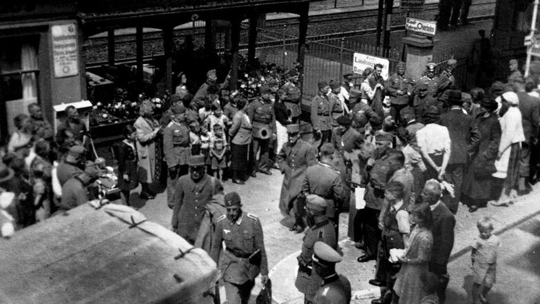 Ankunft der kriegsgefangenen französischen Offiziere und Generäle im Mai 1940 auf dem Bahnhof in Königstein. Foto: Fotosammlung Festung Königstein gGmbH