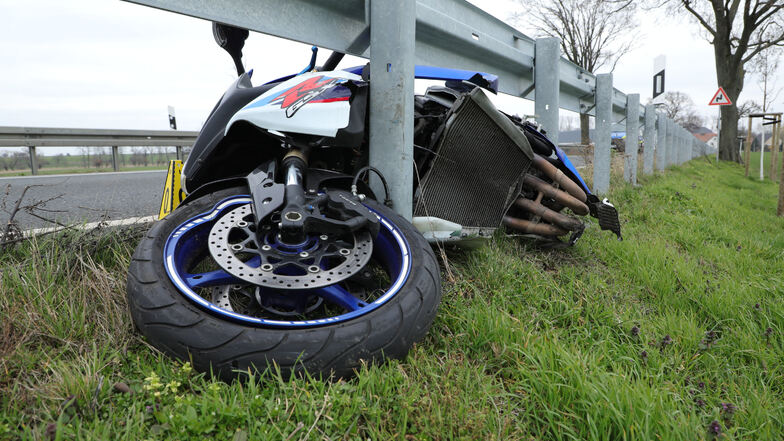 Zu einem Unfall kam es am Sonntag kurz nach 10 Uhr auf der B6 kurz vor Klappendorf. Ein 27-jähriger Motorradfahrer stürzt. Für ihn kam jede Hilfe zu spät.