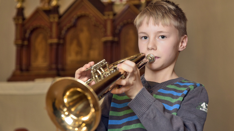 Julian Metzner spielt bei der Hausmusik der Döbelner evangelischen Kirchgemeinde Stücke auf der Trompete. Auch seine Mutter und sein Bruder gehören zu den Mitwirkenden.