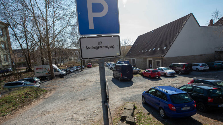 Parkplatz an der Nicolaistraße in Pirna: Nur Inhaber einer Parkkarte dürfen hier Autos abstellen.