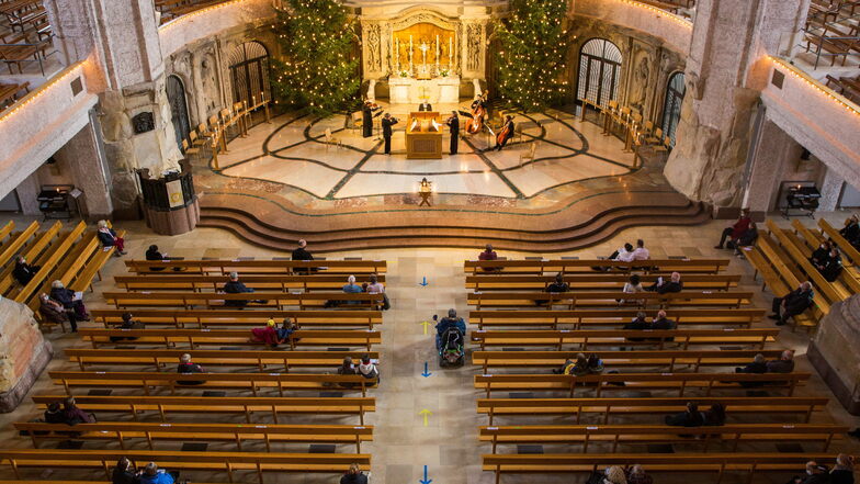Viel Platz am Heiligabend: Zum Weihnachtsgottesdienst am Vormittag des 24. Dezember kamen deutlich weniger Besucher in die Dresdner Kreuzkirche als üblich.