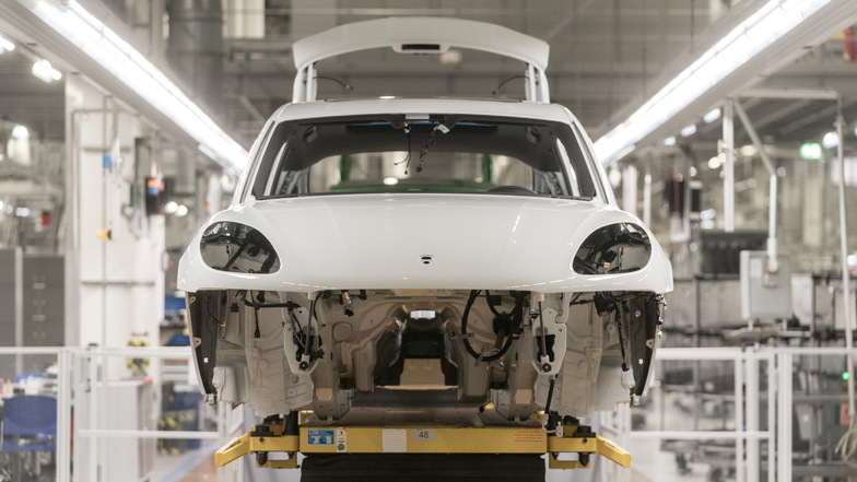 Blick auf die Montagestrecke des  Macan im Leipziger Porsche-Werk: Das Modell mit Benzinmotor wird bald nur noch außerhalb Europas angeboten.