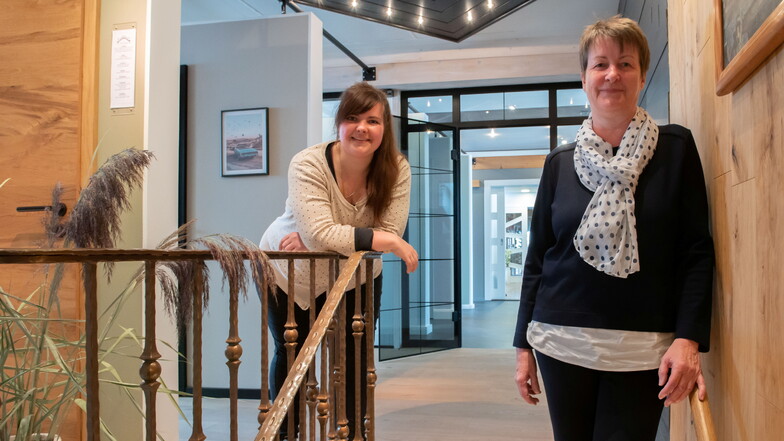 Ein starkes Team: Martina Leutritz (r.) ist seit 2002 Vorstandschefin der ELG Holz in Großenhain. Das Unternehmen wird 65 – und Tochter Sarah Leutritz kümmert sich mit viel Elan unter anderem um die neue Präsentation der ELG.