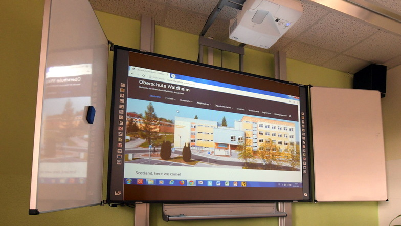 Interaktive Tafeln, hier eine an der Oberschule Waldheim, machen den Unterricht multimedial. Die Grund- und die Oberschule am Holländer werden jetzt damit nachgerüstet.