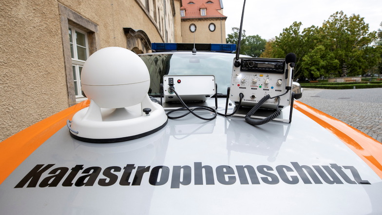 Das gehört zu einem mobilen Vorwarnsystem: Sirene, Batteriekasten und Steuergerät, hier auf einem Dienstfahrzeug der Landkreisverwaltung Sächsische Schweiz-Osterzgebirge.