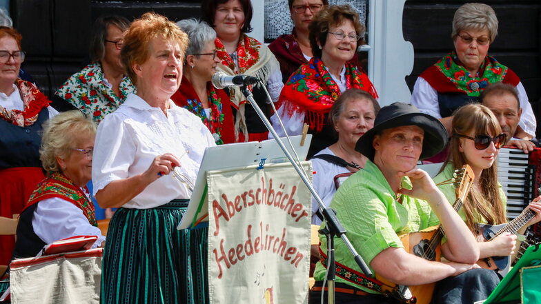 Die "Aberschbächer Heedelirchen" präsentierten in der Alten Mangel in Ebersbach Lieder und Texte in Oberlausitzer Mundart.