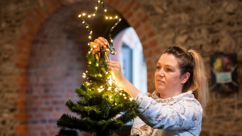 Katja Salewski schmückt im Kulturschloss Großenhain den Weihnachtsbaum und die Tische.