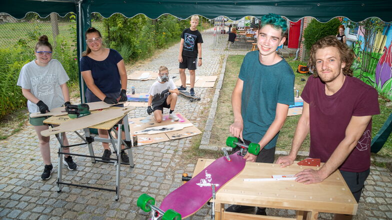 Soraya, Anna, Friedel, Lars und William (von links) gehören zu den Jugendlichen, die am Skate-Bau-Camp im Jugendzentrum H.O.L.Z. in der Muskauer Straße teilnehmen.