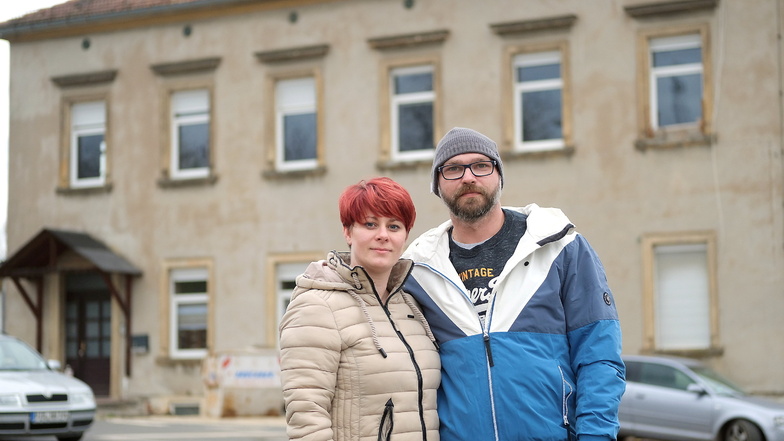 Sandra und René Kunick vor ihrem Haus in Roitzschen, das sie kernsanieren müssen.