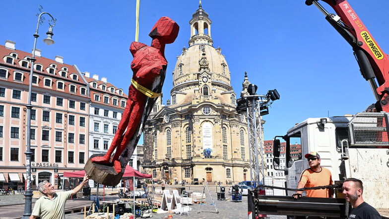Auf dem Neumarkt vor der Frauenkirche in Dresden ist am Freitag eine Engelsskulptur eingeschwebt. Sie kündet vom nahenden Beginn des Palaissommers, der in diesem Jahr wieder an drei Orten in der Stadt stattfinden wird.