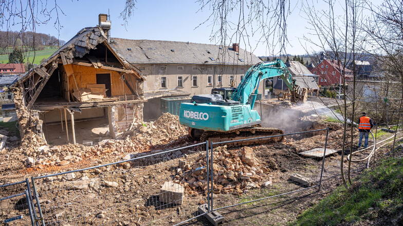 Seit Mitte April wird das Erbgericht in Ringenhain abgerissen. Für die spätere Nutzung des Geländes sind auch die Ideen der Einwohner gefragt.