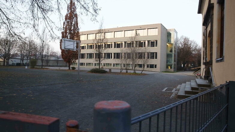 Den Plattenbau der Oberschule Mitte hat die Stadt in den Jahren 2016 und 2017 umfangreich sanieren lassen. Nun kann sie im nächsten Jahr auch den Schulhof in Schuss bringen.
