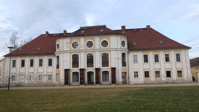 Eigentlich sollte die Sanierung der Fischereischule in Königswartha schon begonnen haben. Doch noch wird auf die Genehmigung gewartet. Das Schloss als Herzstück des Komplexes weist deutlich sichtbare Fassadenschäden auf.