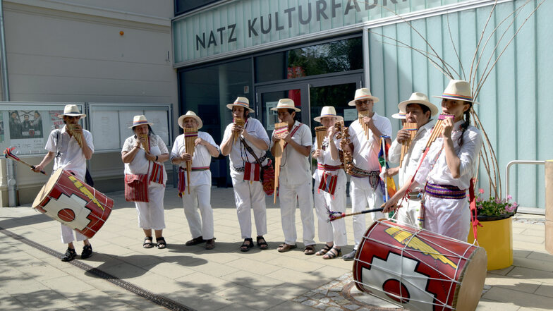 Die Comunidad Sikuris (Berlin) trat mit Panflöten und Trommeln am Bürgerzentrum Braugasse 1 auf: Musiker aus Peru, Ecuador sowie Argentinien.