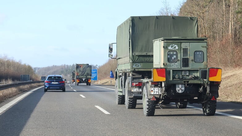 Ende der Woche rollt ein Militärverband durch Teile des Freistaats. Die Marschkolonnen sind den Angaben zufolge über drei Kilometer lang und fahren relativ langsam über Autobahnen und Bundesstraßen.